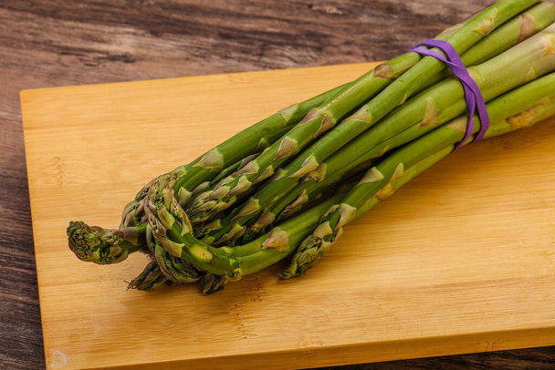 Cucina vegana - cumulo di asparagi crudi per cucinare - Foto, immagini