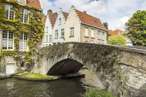 Brugia, Belgia: Średniowieczne domy nad kanałem w Brugii, Belgia - Zdjęcie, obraz