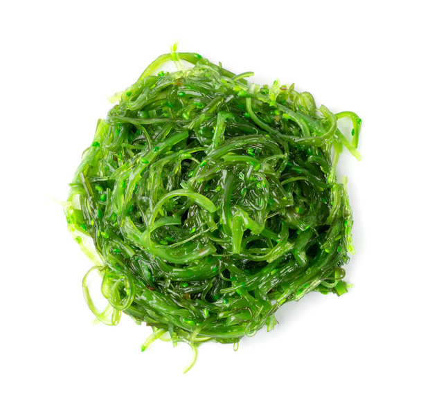 Algas verdes comestibles, vegetales marinos aislados. Ensalada de Algas Verdes Chuka Aislada sobre Fondo Blanco. Algas comestibles Vista superior - Foto, imagen