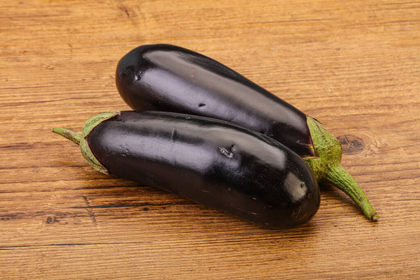 Twee rijpe rauwe aubergine geïsoleerd voor het koken - Foto, afbeelding