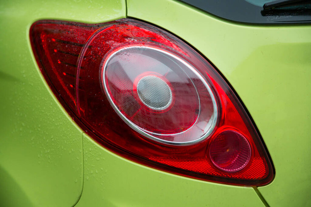 Vista close-up de carros verdes luz traseira elegante - Foto, Imagem