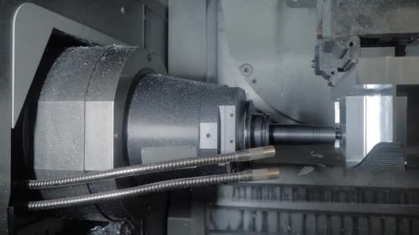 Tornitura fresatura combinare taglio macchina pezzo di metallo con trucioli in fabbrica - Filmati, video