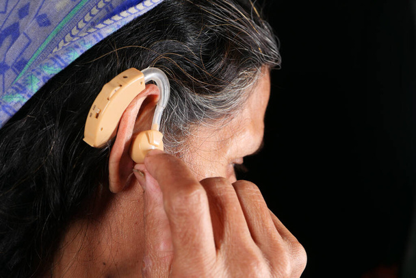 Koncept naslouchátka, starší ženy s problémy se sluchem. - Fotografie, Obrázek