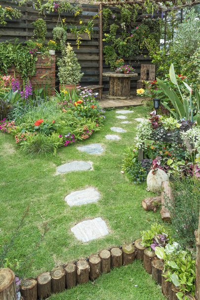 Krajinářský dvorek květinová zahrada obytného domu - Fotografie, Obrázek