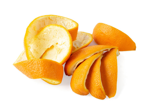 Cáscara de naranja cruda aislada sobre fondo blanco. Fresco Zest Fotografiado con Luz Natural Vista Superior - Foto, imagen
