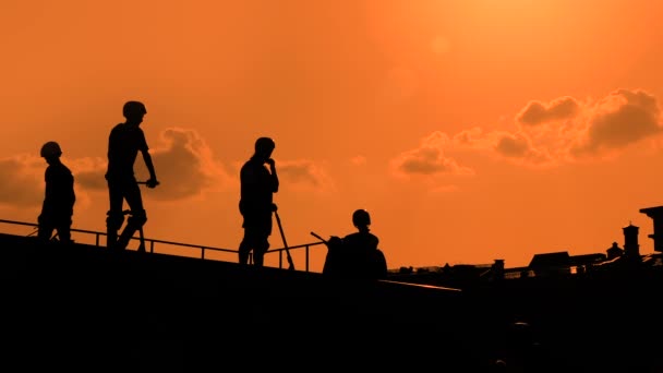 Αργή κίνηση: έφηβος σιλουέτα δείχνει κόλπα άλμα εις ύψος στο σκούτερ στο ηλιοβασίλεμα - Πλάνα, βίντεο