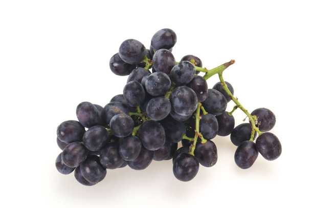 Fresca uva roja dulce madura en la rama - Foto, imagen