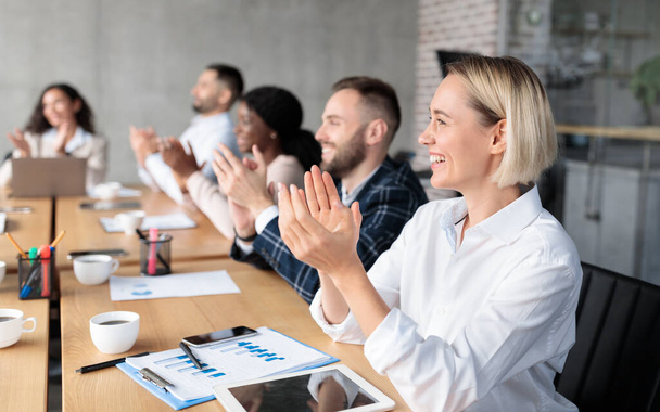 Coworker applaudieren und feiern den Unternehmenserfolg während eines Corporate Meetings im Amt - Foto, Bild