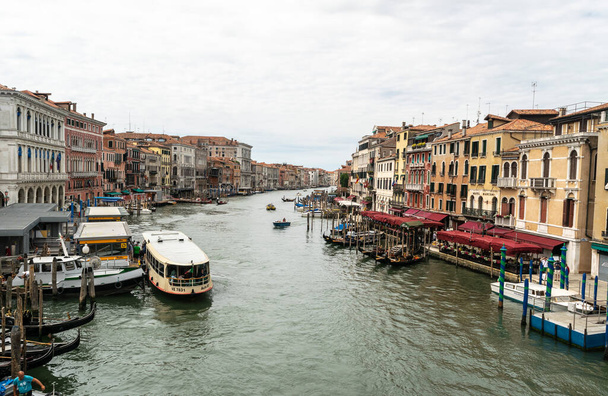 Италия, Венеция 23 июля 2020: Редакционный образ знаменитой итальянской Венеции летом. Вид на Гранд-канал - Фото, изображение