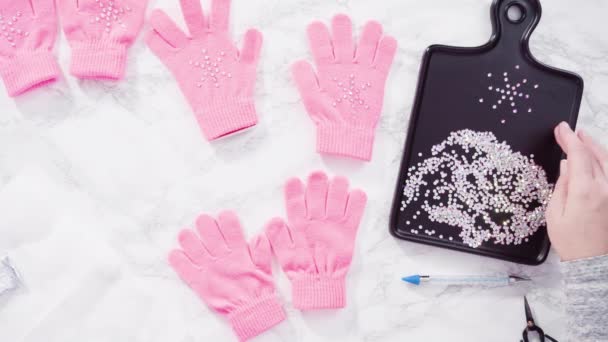 Rhinestone różowe rękawiczki dla dzieci z kształtami płatków śniegu. - Materiał filmowy, wideo