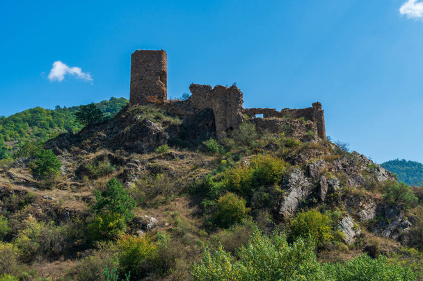 Romba dőlt régi erőd Dél-Grúziában, középkori történelem - Fotó, kép