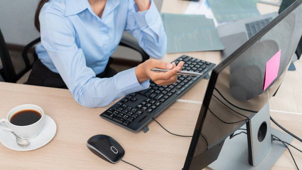 Ασιάτισσα γυναίκα προγραμματιστής πληκτρολογώντας πηγαίο κώδικα με υπολογιστή για την ανάπτυξη του προγράμματος ή της εφαρμογής στο γραφείο της - Φωτογραφία, εικόνα