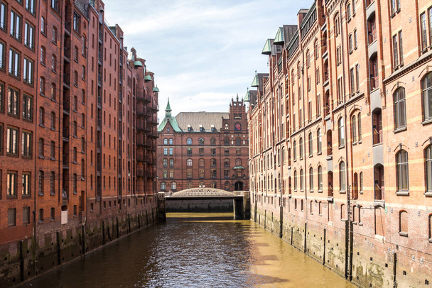 Híres Speicherstadt raktár negyed Hamburgban a HafenCity negyedben, Németországban. Hamburg - Fotó, kép
