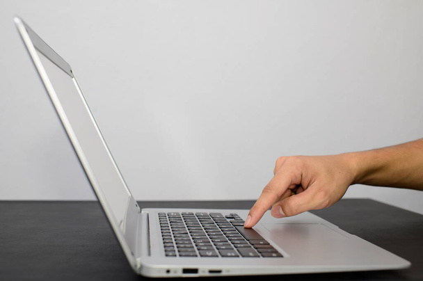Las manos humanas están usando computadoras portátiles en sus escritorios - Foto, imagen