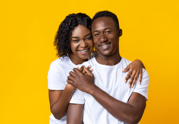 Muotokuva rakastava afrikkalainen pari poseeraa keltainen - Valokuva, kuva
