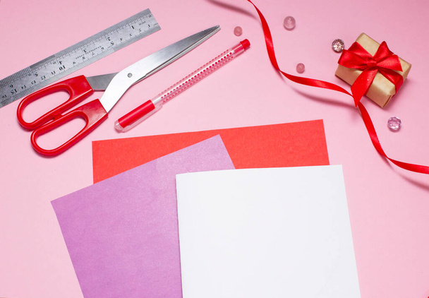 fröhlicher Valentinstag, Muttertag, Schritt für Schritt bereiten wir buntes Papier in lila und roter Schere, einen Stift, ein Lineal vor. - Foto, Bild