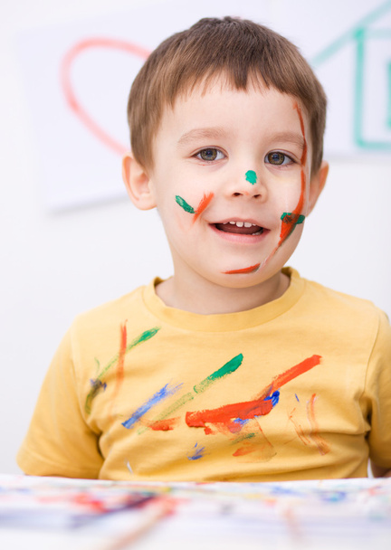 Маленький хлопчик грає з фарбами
 - Фото, зображення
