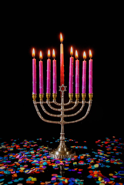 Minorca con candele rosa accese e coriandoli per la festa ebraica Hanukkah. - Foto, immagini