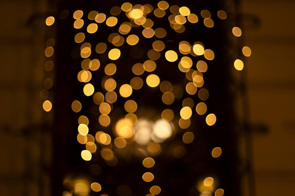 Luzes de Natal noite iluminação dourada escura de lâmpadas guirlanda inverno feriados decoração abstrato festivo - Foto, Imagem