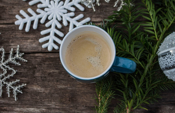 palla di albero di Natale con fiocchi di neve e caffè su ramo di tasso banda di legno - Foto, immagini