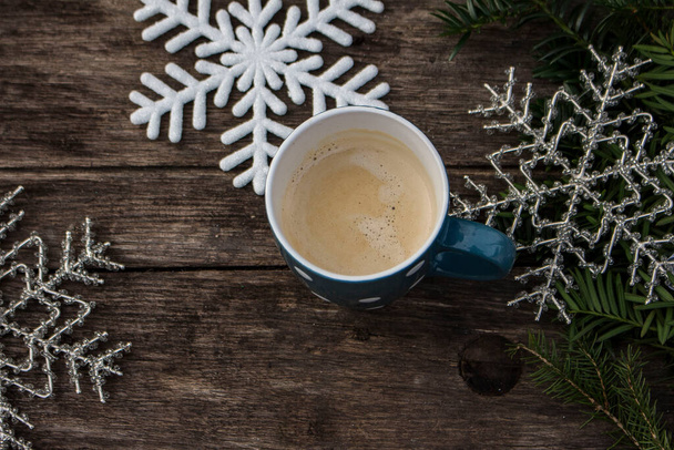 grandes adornos de copo de nieve con taza de café y decoración natural - Foto, Imagen