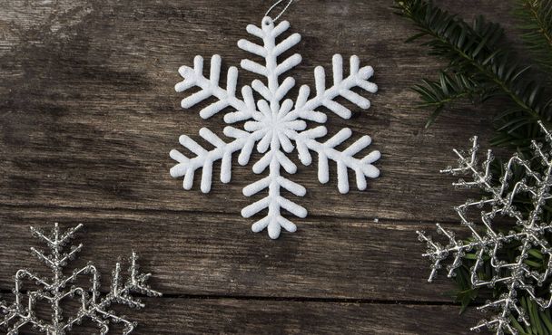 snowflakes on woode ground with natural decoration - Foto, Bild