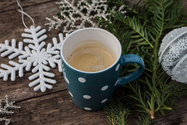 patrón de lunares taza azul con decoración de café y Navidad - Foto, Imagen