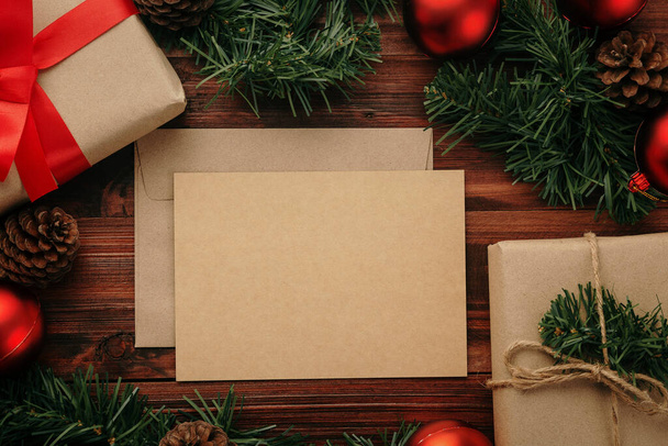 Feliz Navidad tarjeta de felicitación plantilla de maqueta con decoraciones de regalos de Navidad. - Foto, imagen