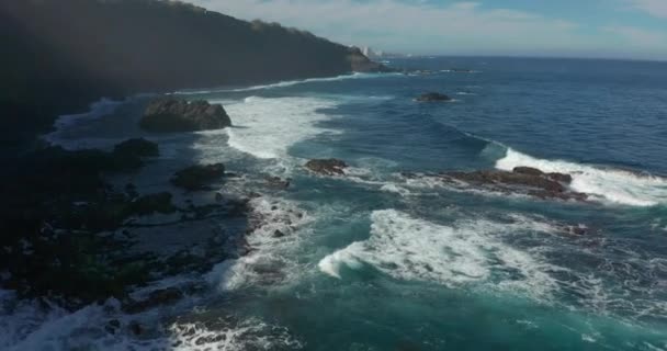Hava görüntüsü. Güneşli bir günde okyanusun ve kıyıların güzel manzarası, Tenerife. - Video, Çekim