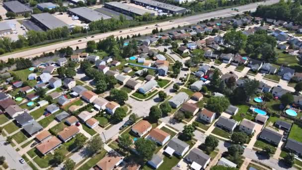Vista aérea de la ciudad a lo largo del río con zonas residenciales de casas privadas - Metraje, vídeo
