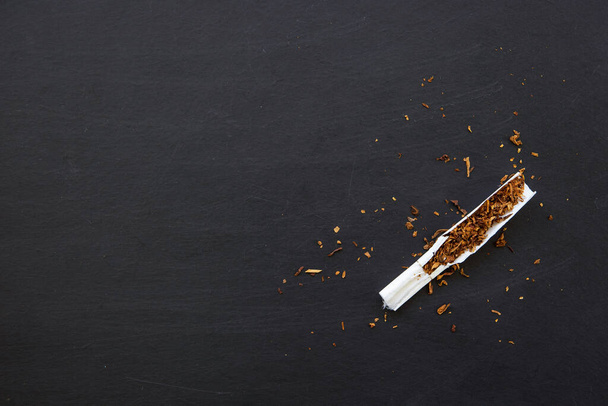 nenhum conceito de fumar, cigarro sobre fundo mesa de madeira preta. vista superior. laje do flay - Foto, Imagem