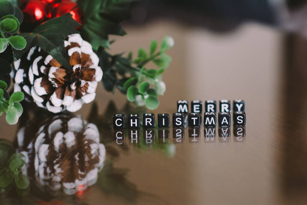 vrolijk kerstfeest brieven met kerst decoraties voor de achtergrond - Foto, afbeelding