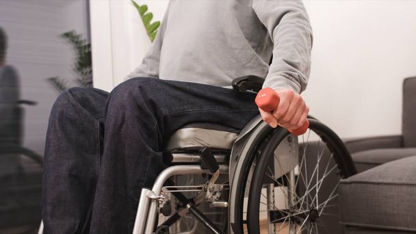 Man in wheelchair exercising - Foto, imagen
