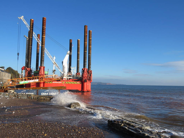 DAWLISH, DEVON, Reino Unido Plataforma Wavewalker 1 en Dawlish para facilitar las obras en curso para mejorar el muro marino existente. Foto de alta calidad - Foto, imagen