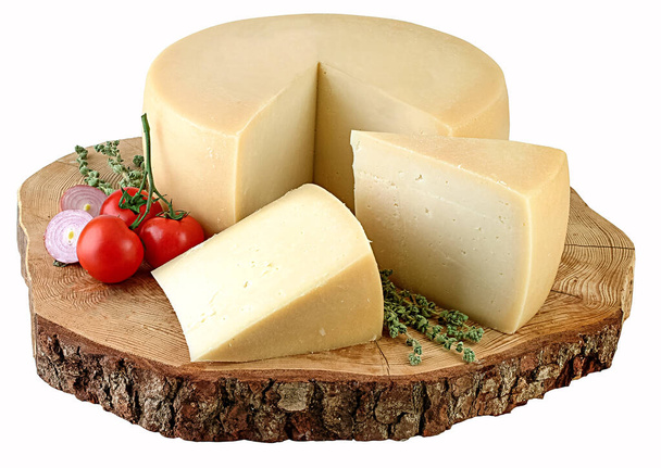 Feta-Käse auf einem natürlichen Holzteller mit Kräutern und Gemüse. - Foto, Bild