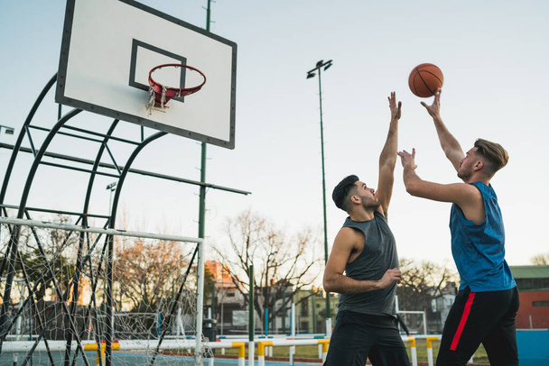 Young basketball players playing one-on-one. - Φωτογραφία, εικόνα