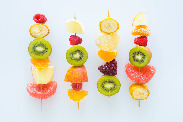 Cheio de vitaminas, suculentos espetos de frutas O conceito de alimentação saudável e dieta, fundo branco - Foto, Imagem
