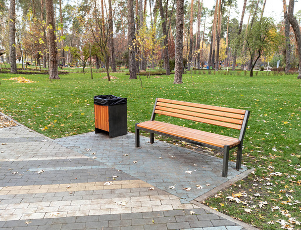 Prázdná dřevěná lavička v podzimním parku - Fotografie, Obrázek