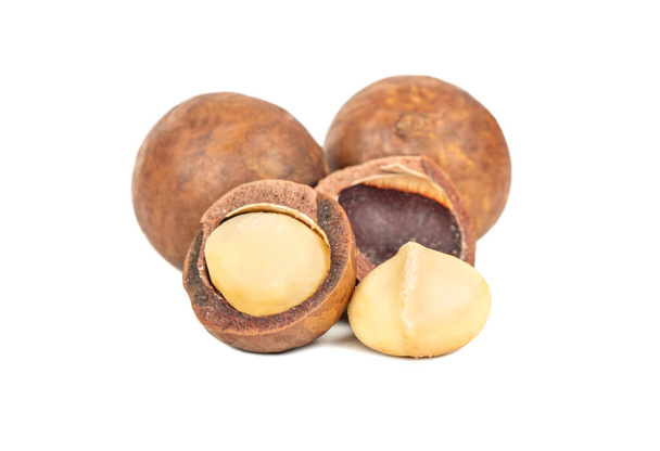Вкусные орехи макадамии с ядрами на белом фоне - Фото, изображение