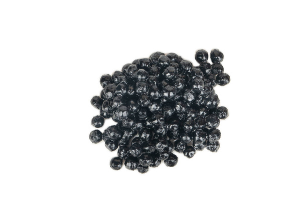 Montón de caviar negro aislado sobre un fondo blanco, vista superior - Foto, Imagen