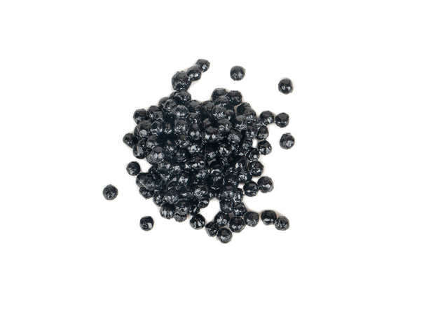 Montón de caviar negro aislado sobre un fondo blanco, vista superior - Foto, Imagen