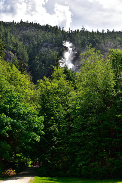 Shannon Falls lähellä Squamish, Brittiläinen Kolumbia, Kanada - Valokuva, kuva