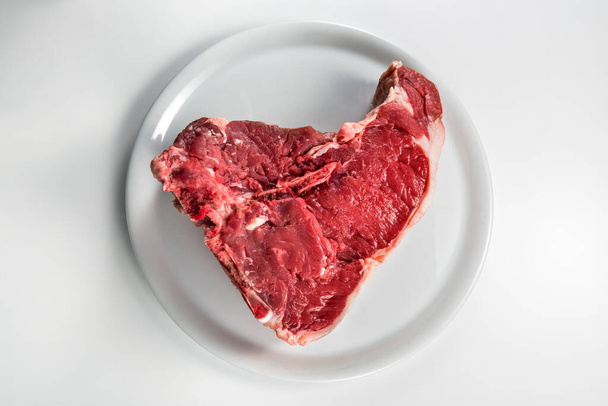 Roh T-Bone Steak isoliert auf weißem Hintergrund - Foto, Bild