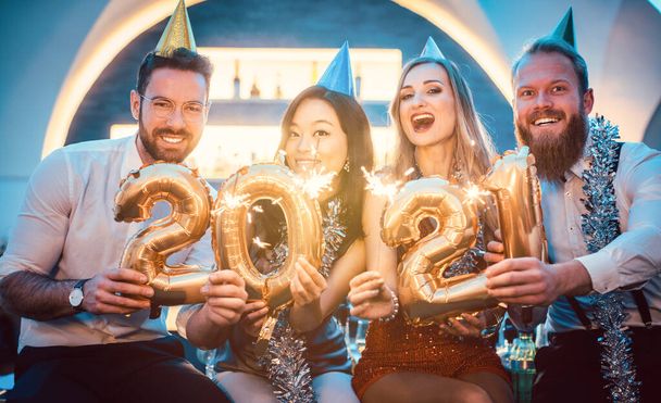 Muži a ženy slaví nový rok 2021 - Fotografie, Obrázek