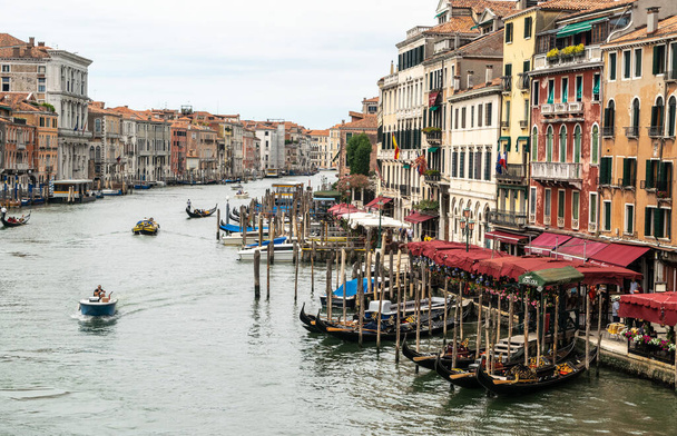 Włochy, Wenecja Lipiec 23, 2020: Redakcja obrazu słynnej włoskiej Wenecji w lecie. Widok na Canal Grande - Zdjęcie, obraz