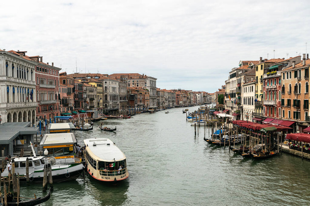Ιταλία, Βενετία 23 Ιουλίου 2020: Εκδοτική εικόνα της διάσημης ιταλικής Βενετίας το καλοκαίρι. Προβολή μεγάλου καναλιού - Φωτογραφία, εικόνα