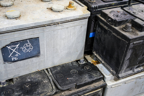 Kuormalava, jossa käytetyt auton akut odottavat kierrätystä metallin kierrätysromuttamolla - Valokuva, kuva