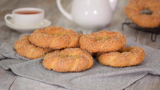 Bagel Turco Simit con sésamo, pastelería tradicional de Turquía. - Imágenes, Vídeo