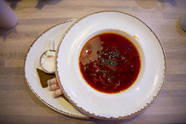 Geleneksel Ukrayna Rus çorbası, domuz pastırması ve kızarmış ekmek. - Fotoğraf, Görsel