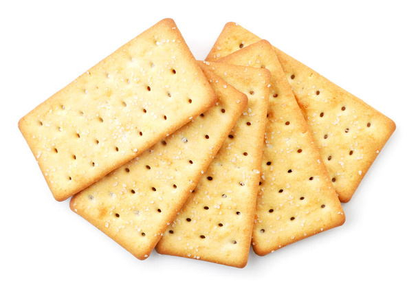 Crackers au sel sur fond blanc, isolés. La vue du haut - Photo, image